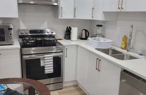Northwest Edmonton Apartment | Luxurious Kinglet Guest Suite Near WEM