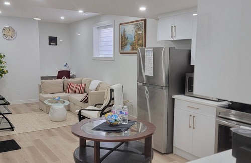 Northwest Edmonton Apartment | Luxurious Kinglet Guest Suite Near WEM