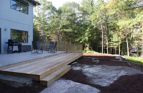 Trent Lakes House | Luxurious lake house, sunset views and Muskoka room