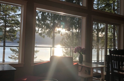 Youbou House | Luxurious Lakefront Private Beach, Dock and Hot tub!