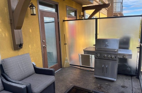 Westbank Condo | Luxurious Lakefront Condo