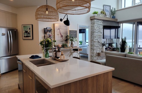Kelowna Central Business District Condo | LUXURIOUS LEGAL LICENSED Penthouse Oasis @ Okanagan LakenLICENSED 4084946