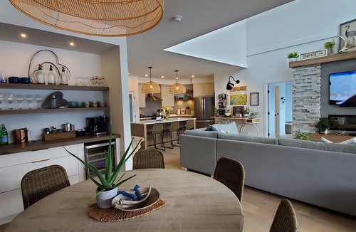 Kelowna Central Business District Condo | LUXURIOUS LEGAL LICENSED Penthouse Oasis @ Okanagan LakenLICENSED 4084946