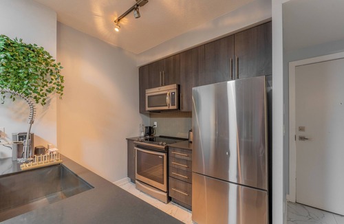 Downtown Mississauga House | Luxurious Mississauga Condo ~ Cozy ~ Comfort