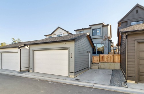 Willoughby House | Luxurious, Modern & Stylish 2 Bedroom Suite, Near Vancouver, Pet Friendly