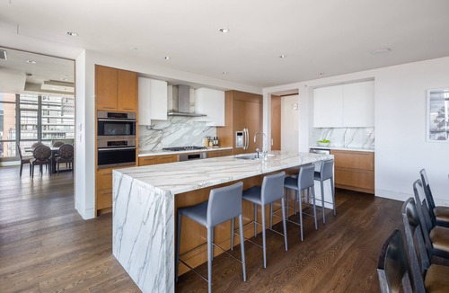 Downtown Vancouver Hotel | Luxurious Penthouse in Trendy Yaletown with Private Rooftop Pool