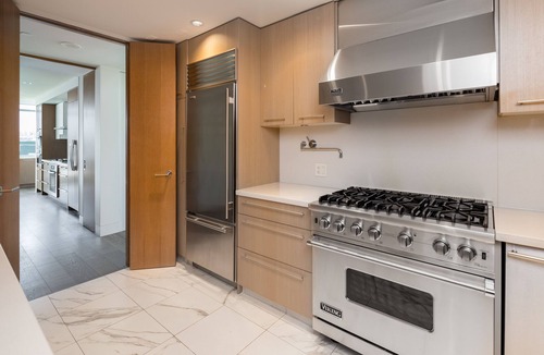 Downtown Vancouver Hotel | Luxurious Penthouse in Trendy Yaletown with Private Rooftop Pool