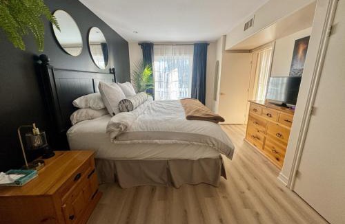 Oro-Medonte House | Luxurious Ski-In Ski-Out Jacuzzi Condo with King Bed, Pool, Gym and Sauna