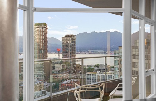 Crosstown Apartment | Luxurious Skyview Penthouse with Stunning Mountain/Ocean views w/hot-tub