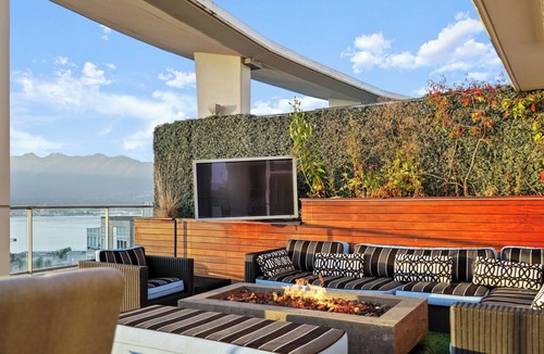 Crosstown Apartment | Luxurious Skyview Penthouse with Stunning Mountain/Ocean views w/hot-tub