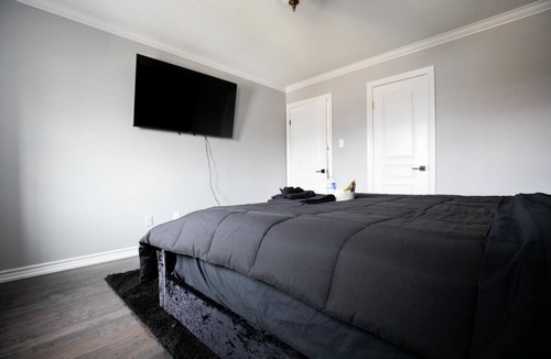 Bowmanville House | Luxurious Summer Fun Resort W/ POOL+HOT TUB+MOVIE THEATRE