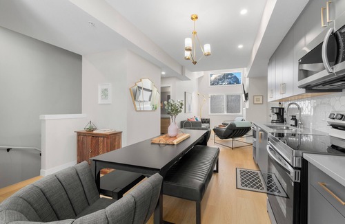 Harvie Heights House | Luxuriously Cozy 3-bedroom Townhouse in Harvey Heights - 2 min to Banff Gate
