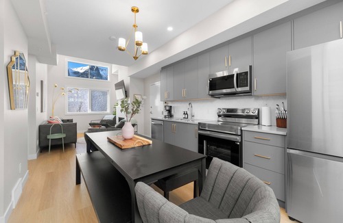 Harvie Heights House | Luxuriously Cozy 3-bedroom Townhouse in Harvey Heights - 2 min to Banff Gate