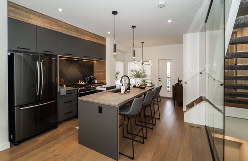 North Central Edmonton House | Luxuriously Designed | Garage & Free Parking | King Bed | DT View | Fast WIFI