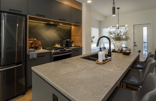 North Central Edmonton House | Luxuriously Designed | Garage & Free Parking | King Bed | DT View | Fast WIFI