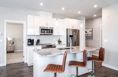 Chilliwack Proper Village West Apartment | Luxury 180 Mountain W/2 Kings