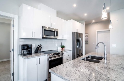 Chilliwack Proper Village West Apartment | Luxury 180 Mountain W/2 Kings