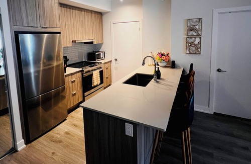 Downtown Mississauga Condo | Luxury 1BR Condo | Sophisticated & Stylish Stay by Square One