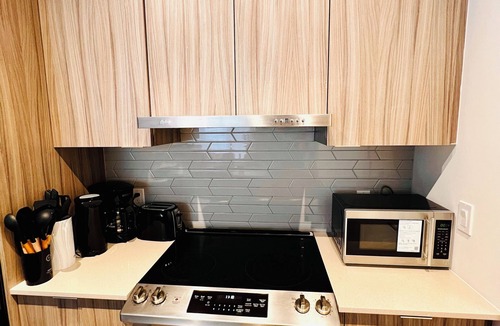 Downtown Mississauga Condo | Luxury 1BR Condo | Sophisticated & Stylish Stay by Square One