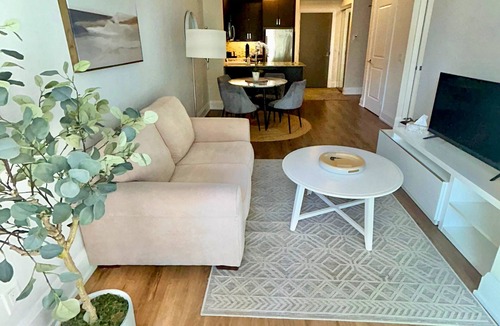 Runnymede Condo | Luxury 2-bed in Bloor West Village - Parking, Pool & steps to subway