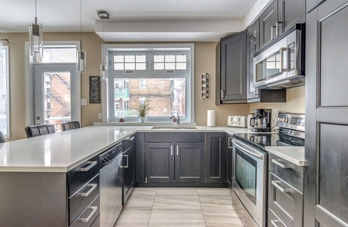 Cote-Des-Neiges—Notre-Dame-De-Grace Condo | Luxury 2 bedroom, 2 bath condo , 2 balconies, hi speed WIFI with FREE parking