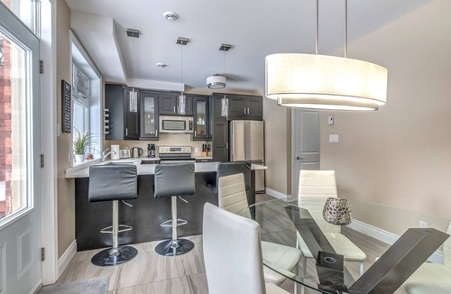 Cote-Des-Neiges—Notre-Dame-De-Grace Condo | Luxury 2 bedroom, 2 bath condo , 2 balconies, hi speed WIFI with FREE parking