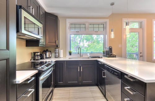 Cote-Des-Neiges—Notre-Dame-De-Grace Apartment | Luxury 2 bedroom/2 Bathrooms/2 balconies/hi-speed wifi/free parking