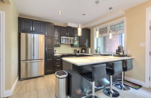Cote-Des-Neiges—Notre-Dame-De-Grace Apartment | Luxury 2 bedroom/2 Bathrooms/2 balconies/hi-speed wifi/free parking