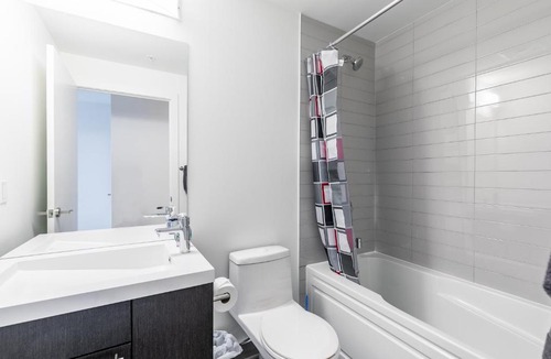 Downtown Toronto Apartment | Luxury 2 BR in the heart of Entertainment District w/ CN Tower View