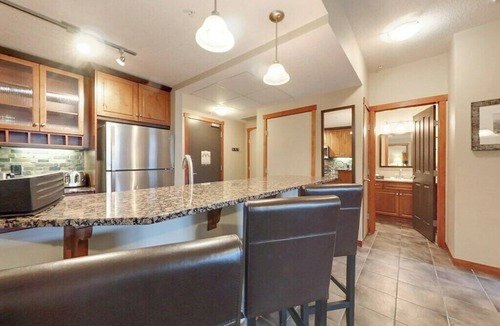 Cougar Creek Condo | Luxury 2BR/2Bath, sleeps 8 with Pool & Hot Tub