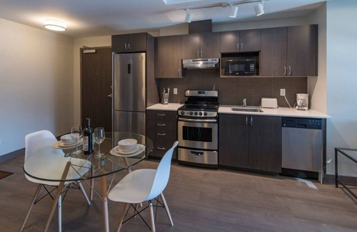 Centretown Apartment | Luxury 2BR Apt with Skyline Views, GYM and Laundry