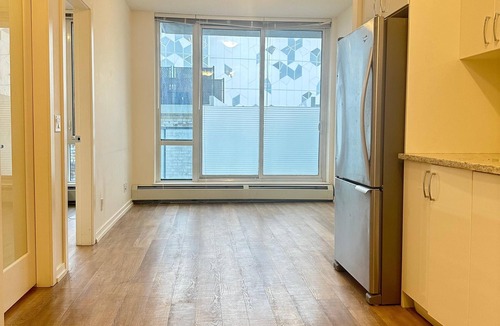 East Village Apartment | Luxury 2BR Condo in Downtown Calgary | Free Parking | Walk to Stampede & C-Train