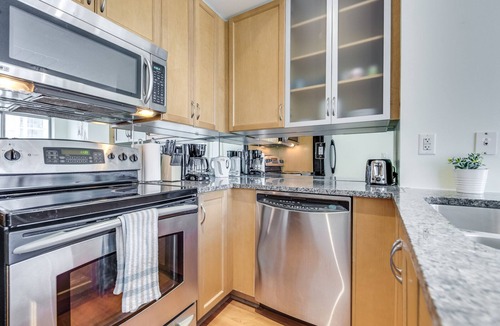 Yorkville Condo | Luxury 2BR Condo in Yorkville with Parking!