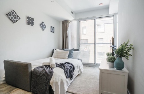 Church and Wellesley Apartment | Luxury 2BR Condo steps from Subway