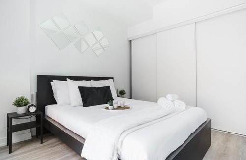 Church and Wellesley Apartment | Luxury 2BR Condo steps from Subway
