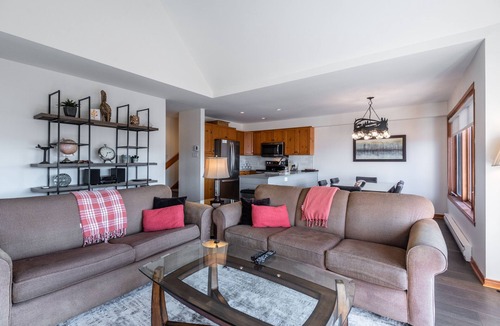 Mont-Tremblant Condo | Luxury 3 Bedroom 2-level ski-in/ski-out condo, Renovated - Sleeps 6