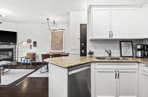 Canmore Condo | Luxury 3B Mountain Views - Pool & HotTub - Sleeps 10