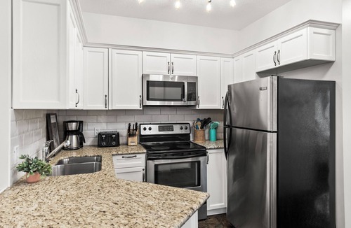 Canmore Condo | Luxury 3B Mountain Views - Pool & HotTub - Sleeps 10