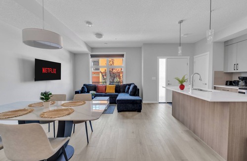 Southwest Calgary House | Luxury 3BR in Belmont | Private Garage + Sleep 6