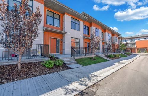 Southwest Calgary House | Luxury 3BR in Belmont | Private Garage + Sleep 6