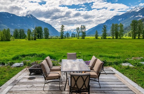 Pemberton Meadows House | Luxury 4-bed house on 135 acre farm in stunning Pemberton Meadows