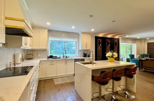 Clarkson-Lorne Park House | Luxury 4BR Retreat with Pool, Piano, Spa & Games