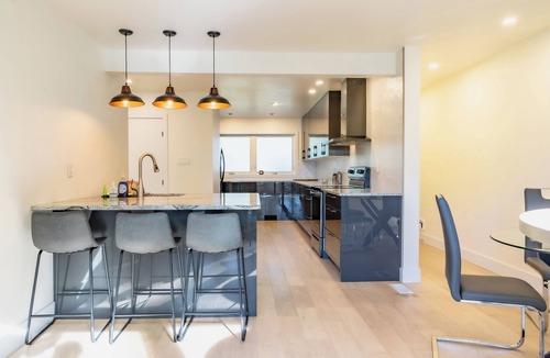 London House | Luxury 5-Bed London Retreat: Heated Pool, Hot Tub & Sauna! - Ultimate Comfort!