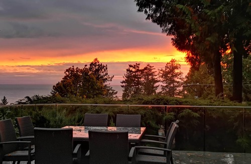 West Vancouver Cottage | Luxury 5BR West Van: Pool, Sauna, Hot Tub, Ocean View, Near Beach & Downtown!
