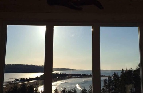 Clam Bay Cottage | Luxury Beach House. Hot tub, Infrared Sauna, Massage Chair & Propane fireplace