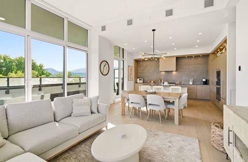 South Pandosy Condo | Luxury Beachfront Retreat 3BR Penthouse Condo w/Lake Views