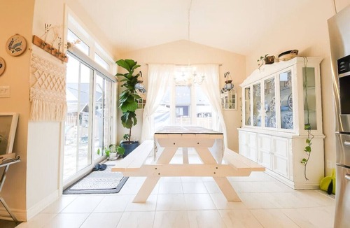 Thorold House | Luxury Boho Escape - 2.5 Baths, 4 Beds, 2 King Suites - 15 min to Falls and NOTL