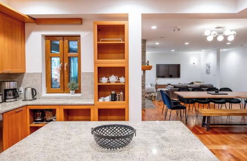 Blueberry Hill House | Luxury Chalet 8BR with Hot Tub in Whistler