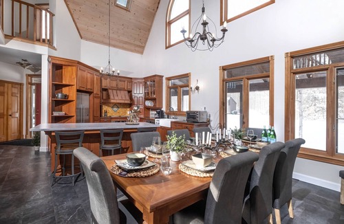 Springwater Cottage | Luxury Chalet in the Woods w/Pool & Hot Tub, Near Wasaga Beach & Blue Mountain!