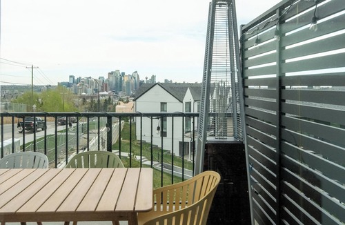 Shaganappi House | Luxury city skyline view new townhome right by golf course